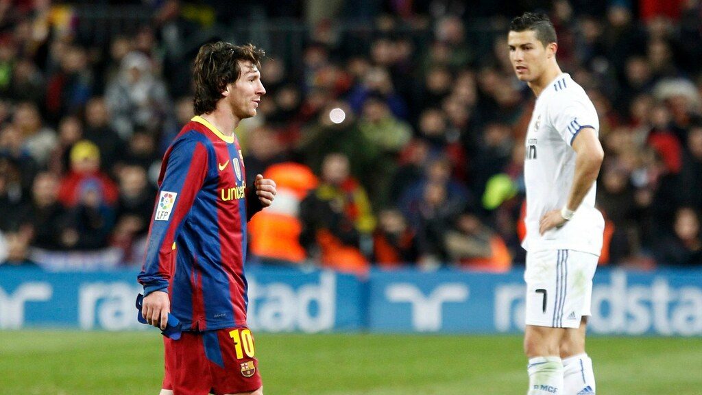 Cristiano Ronaldo observant Lionel Messi